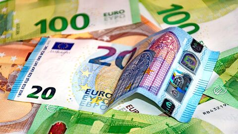 Geld Verschiedene Euroscheine liegen auf einer Fläche.