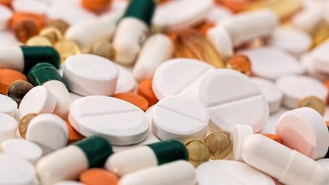 Tabletten und Dragees Viele verschiedene Tabletten und Dragees auf einer ebenen Fläche verteilt.