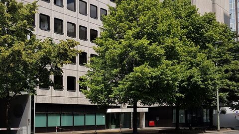 Gebäudeansicht der Amtsanwaltschaft Frankfurt am Main, Eingangsbereich und untere Etagen.