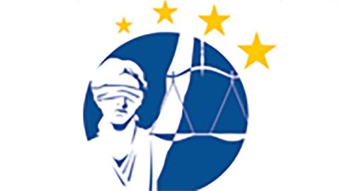 Logo Europäisches Justizielles Netz (EJN) Justitia-Grafik vor einem blauen Kreis, über dem Kreis vier kleine gelbe Sterne