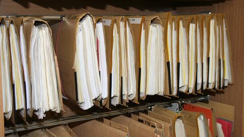 Mehrere Hängeordner im Regal