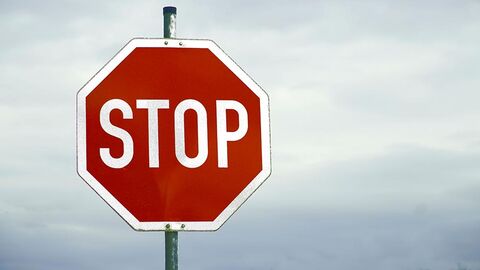 Stoppschild, Wolken im Hintergrund