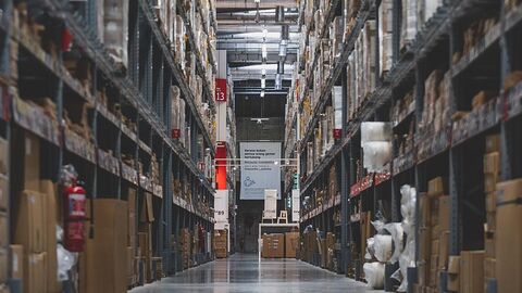 Große Regalwände, in denen sich Kartons und Kisten gelagert sind.
