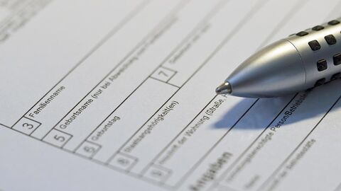 Kugelschreiber liegt auf einem nicht ausgefüllten Formular.
