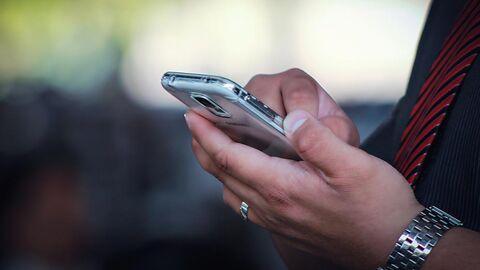 Telefon Person tippt auf einem Smartphone.