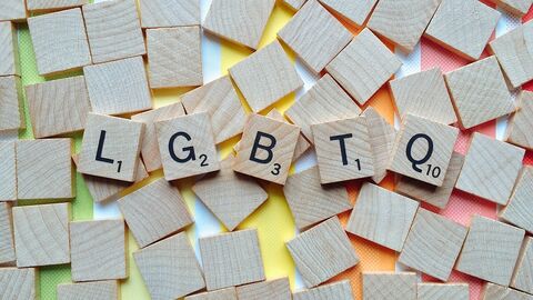 Srabble Scrabble-Scheibchen aus Holz zeigen die Buchstaben LGBTQ